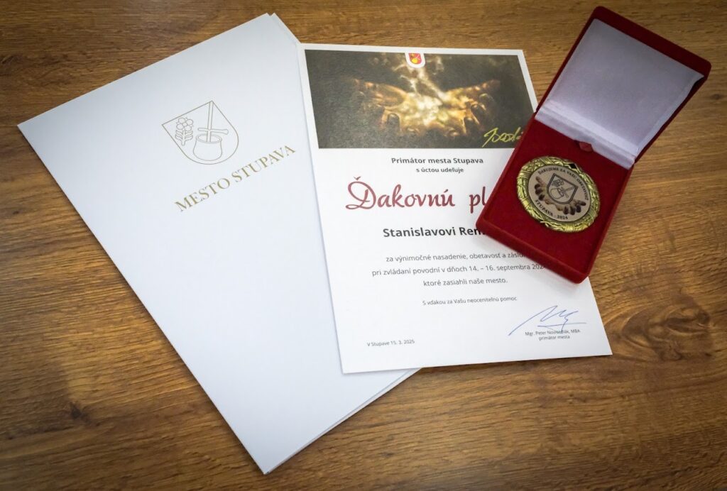 Ocenenie dobrovoľných hasičov v Stupave za nasadenie počas povodní.