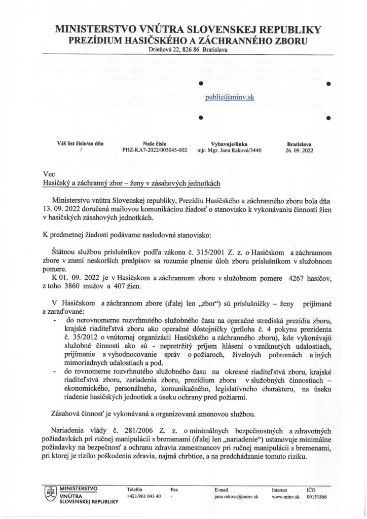 Hasička s hadicou počas zásahu.