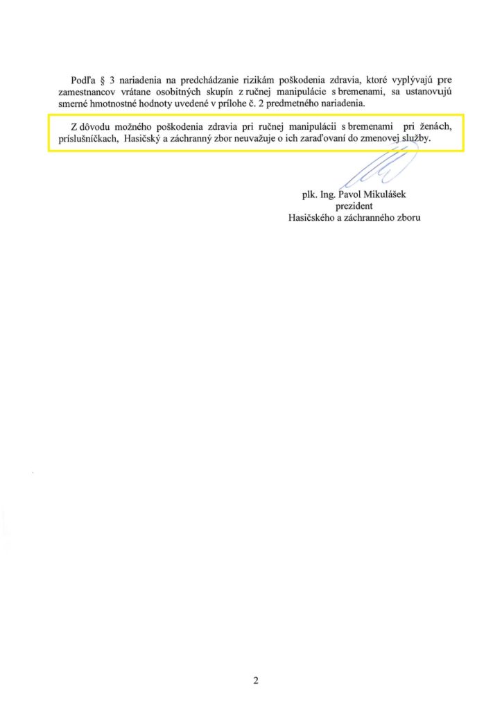 Hasička s hadicou počas zásahu.