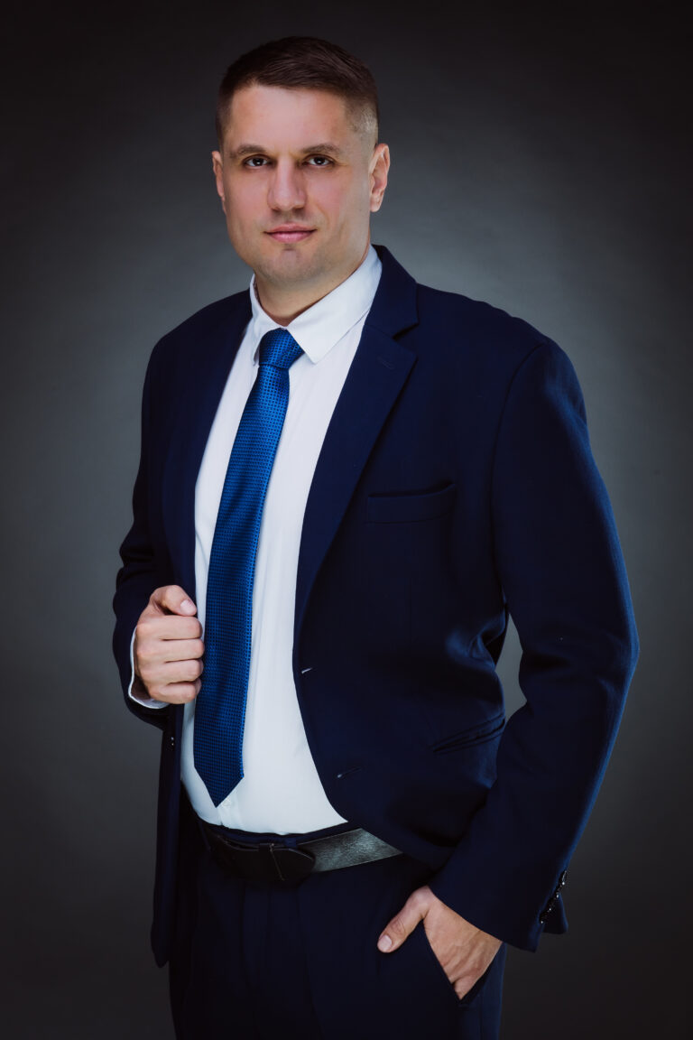 mladý muž v modrom obleku